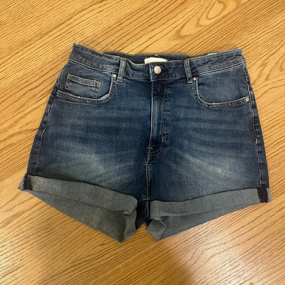 H&M High Waisted Rolled cuff Denim Shorts 2.5” inseam Women’s 10